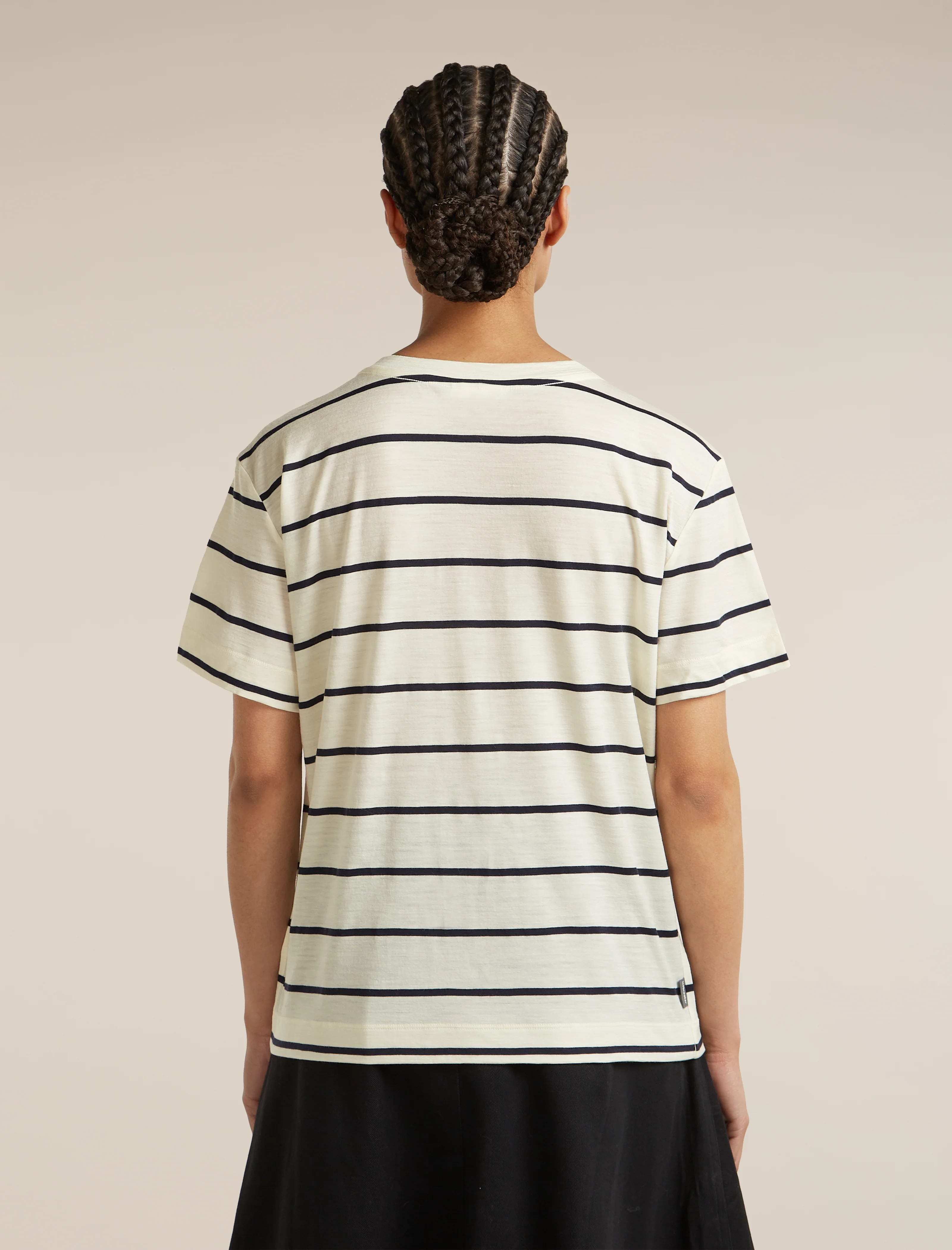 150 Tech Lite Relaxed V Neck T-Shirt - Image 2