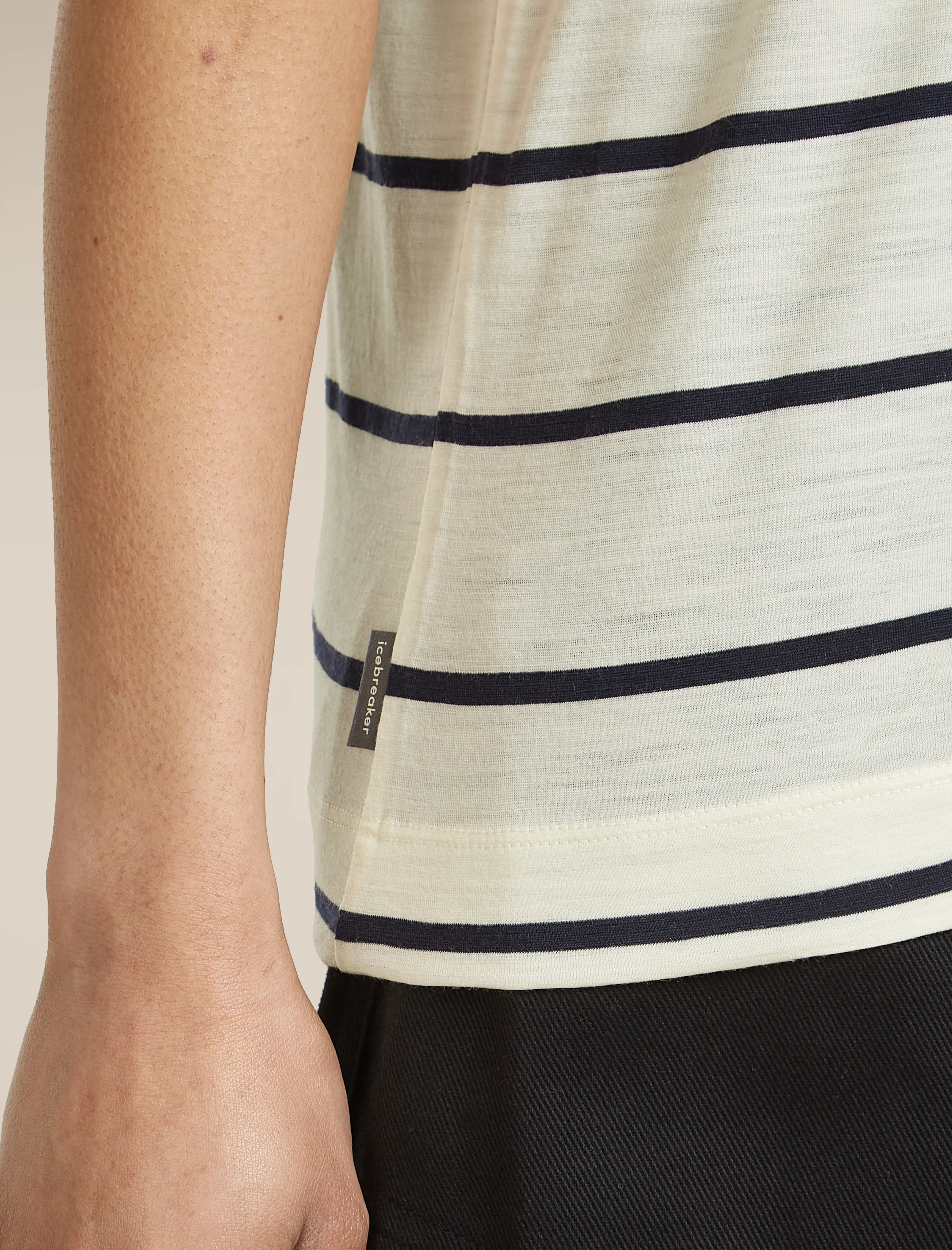 150 Tech Lite Relaxed V Neck T-Shirt - Image 5