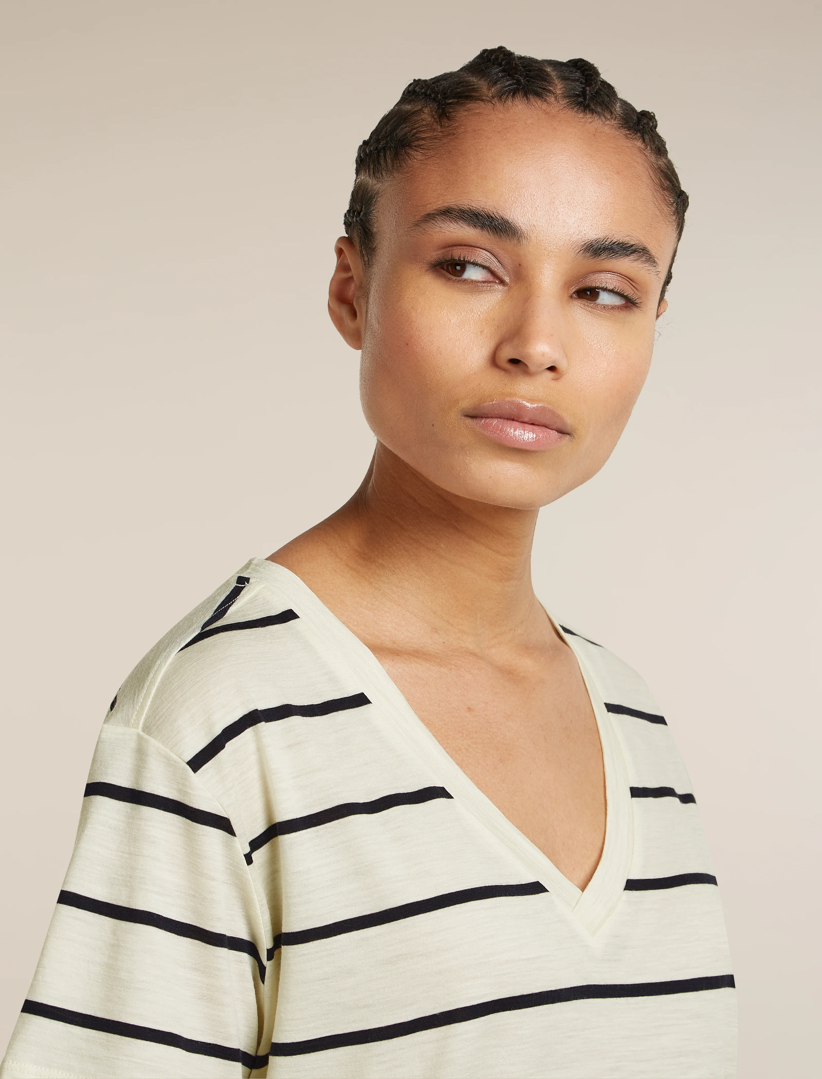 150 Tech Lite Relaxed V Neck T-Shirt - Image 6