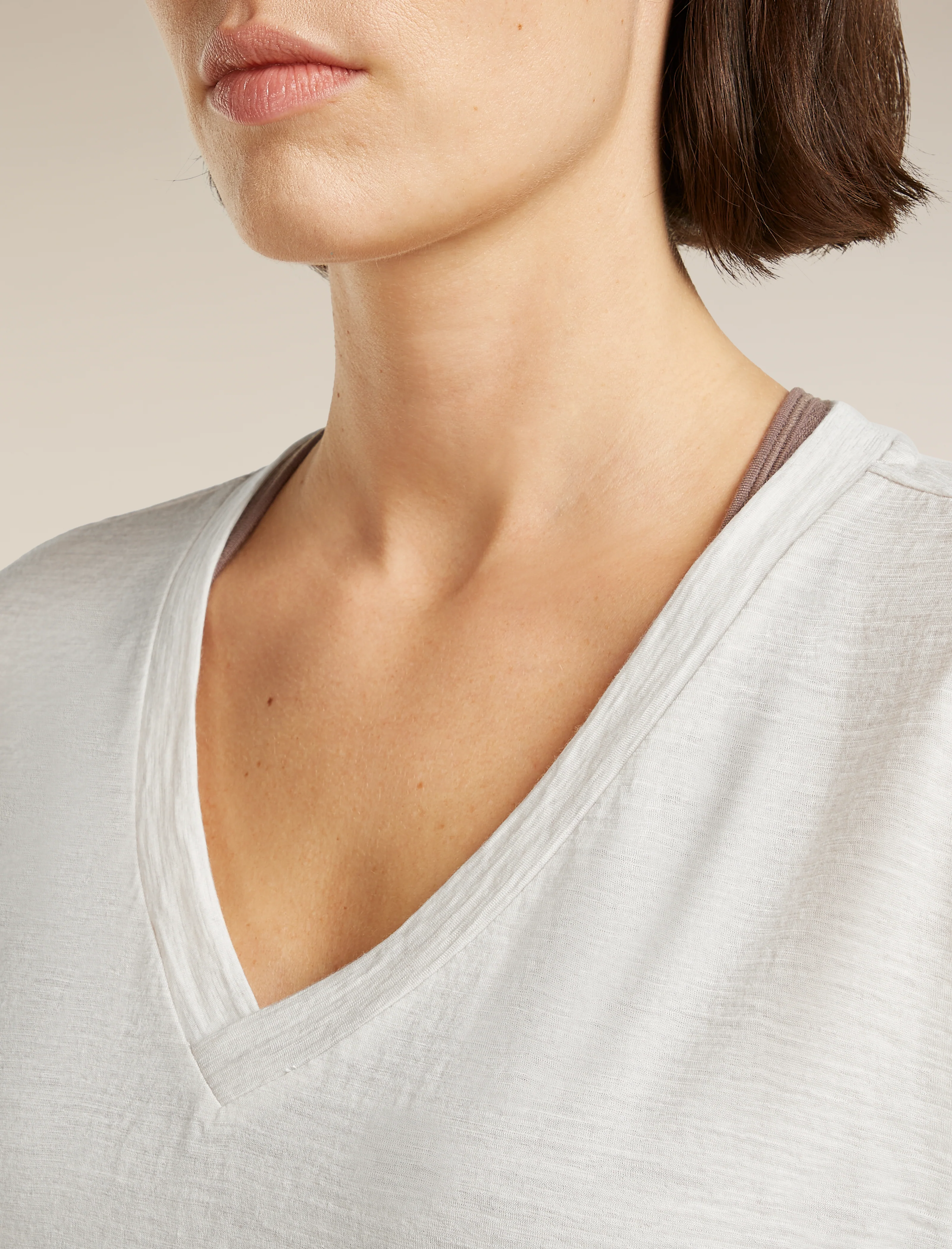 150 Tech Lite Relaxed V Neck T-Shirt - Image 5