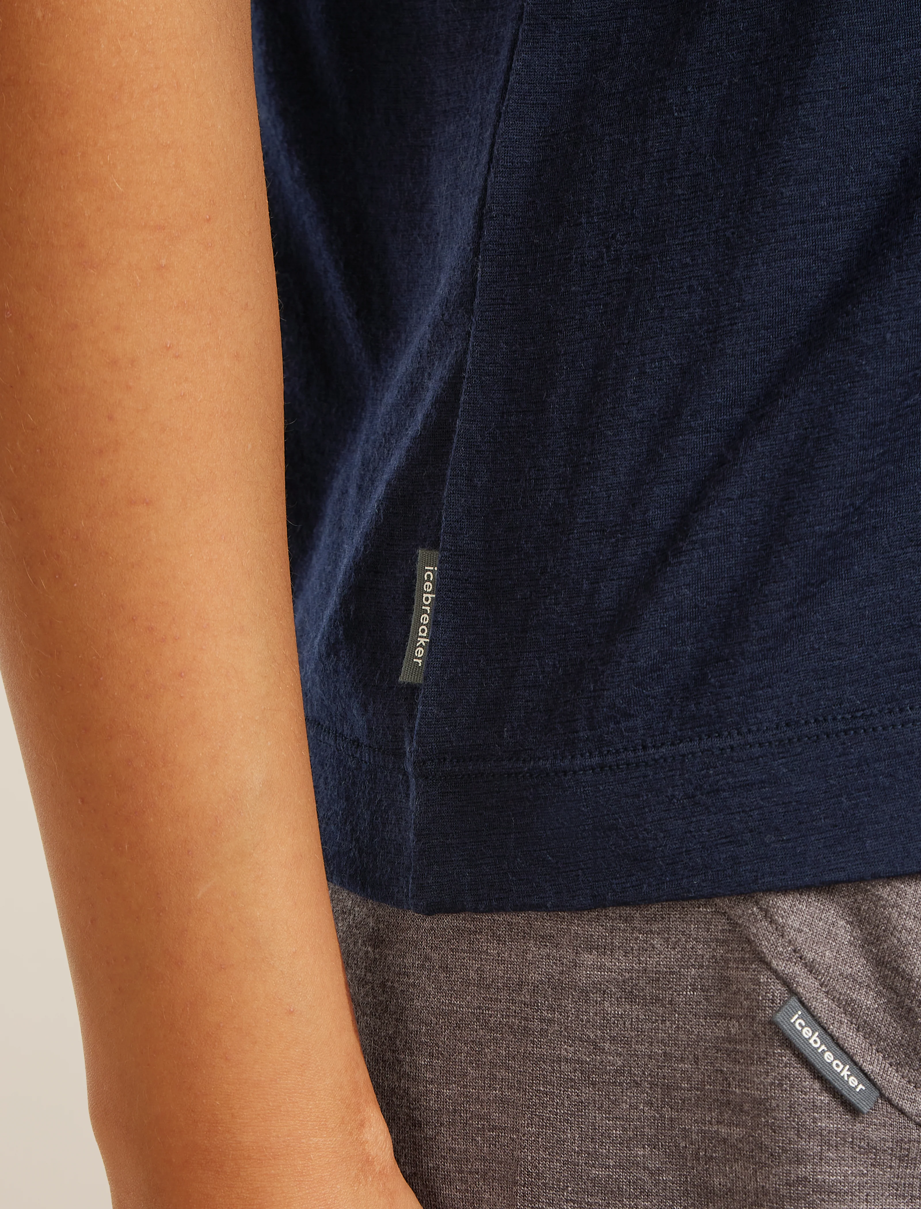 150 Tech Lite Relaxed V Neck T-Shirt - Image 6
