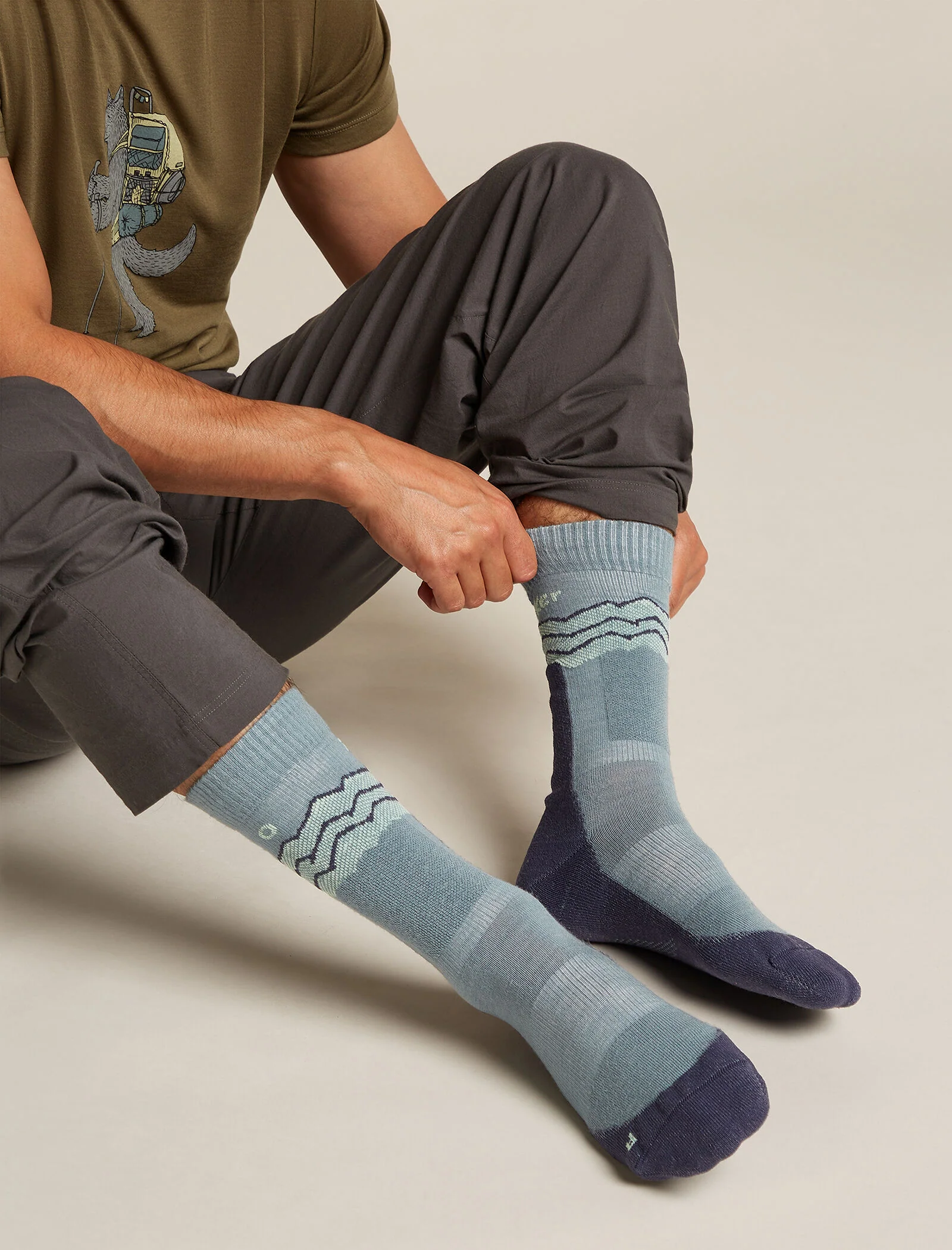 Men's Merino Hike+ Medium Crew Socks Across the Peaks - Image 2